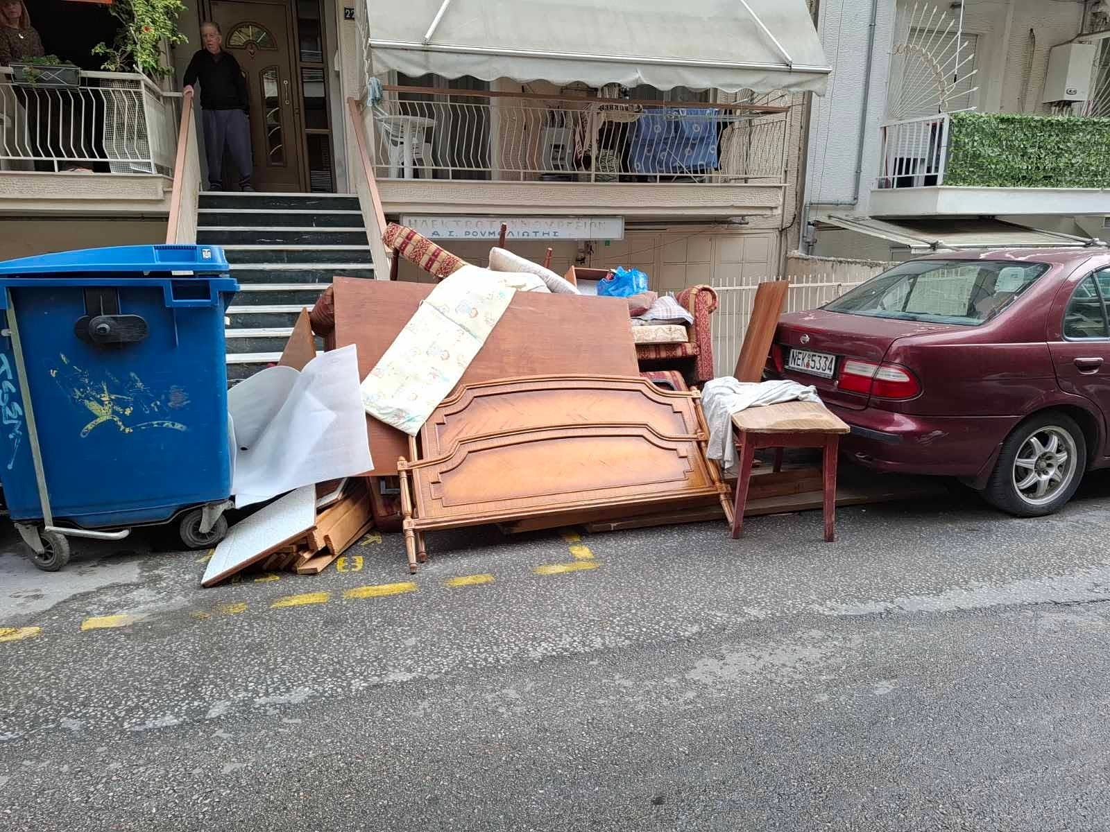 Πρόστιμο 3.000 ευρώ για έπιπλα και στρώματα που εγκαταλείφθηκαν σε δρόμο της Θεσσαλονίκης